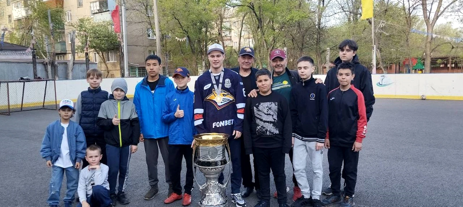 Главный трофей КХЛ Кубок Гагарина побывал на хоккейной площадке «Дворовых волчат»